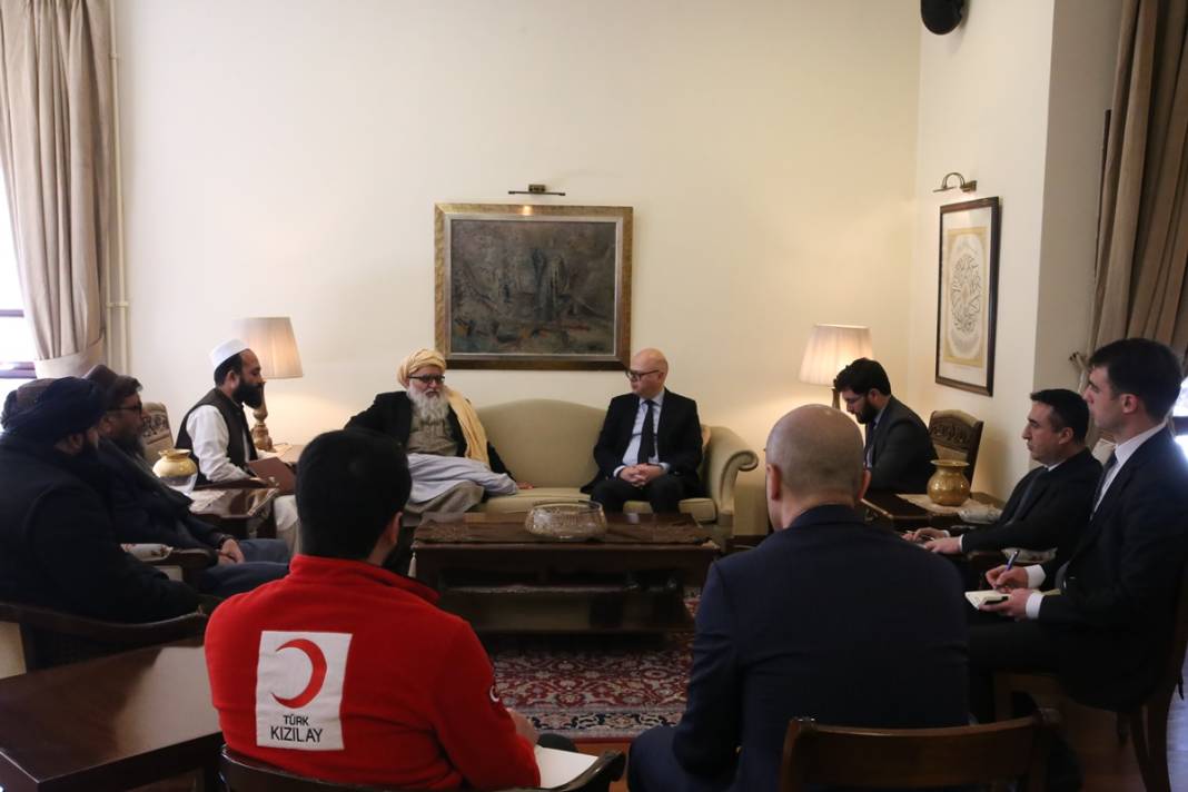 Taliban deprem yardımını poşet içinde teslim etti! İlginç anlar sosyal medyada gündem oldu 2